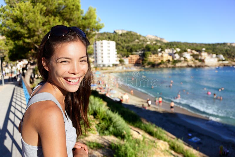 Turystyczna kobieta na plażowym wakacje w Mallorca
