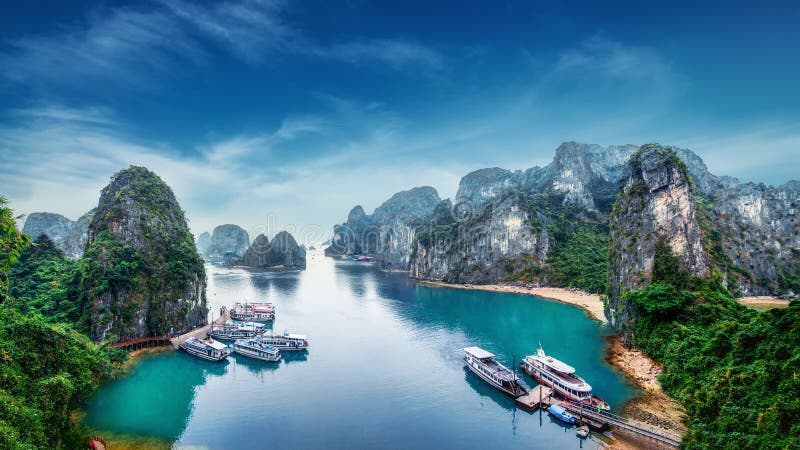 Turystyczne dżonki przy brzęczeniami Tęsk zatoka, Wietnam