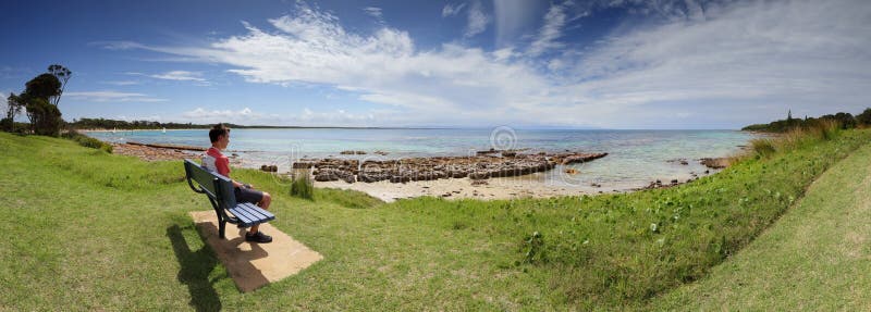 Turystyczny gość podziwia widoku Currarong plażę Australia