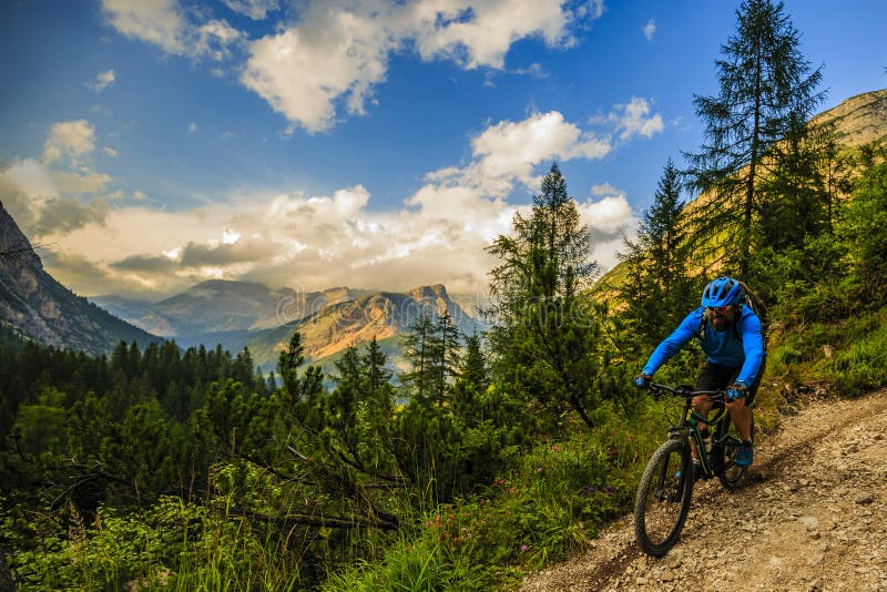 Turystyczny kolarstwo w Cortina d ` Ampezzo, stunning skaliste góry o