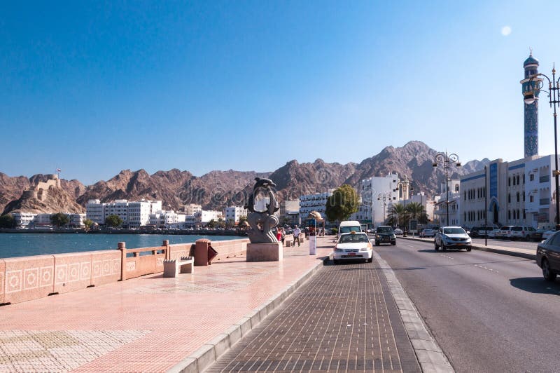 Turystyczny odprowadzenie na Corniche, muszkat, Oman obrazy royalty free Turystyczny odprowadzenie na Corniche, muszkat, Oman obrazy royalty free