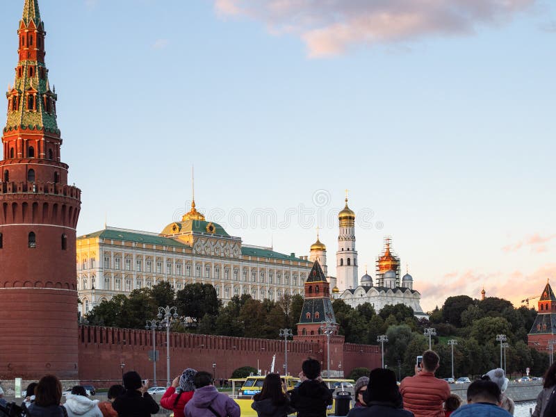 Turyści biorą obrazki Moskwa Kremlin od łodzi obraz stock Turyści biorą obrazki Moskwa Kremlin od łodzi obraz stock