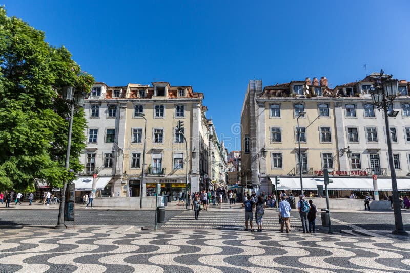 Turyści i miejscowi chodzi w tradycyjnym bulwarze w Lisbon śródmieściu w niebieskie niebo dniu, Pora Lisbon, Portugalia, Maj - 9t obrazy stock Turyści i miejscowi chodzi w tradycyjnym bulwarze w Lisbon śródmieściu w niebieskie niebo dniu, Pora Lisbon, Portugalia, Maj - 9t obrazy stock