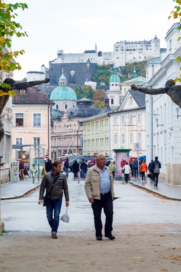 Turyści i miejscowi chodzą przez ulic, Salzburg, Austria zdjęcie stock Turyści i miejscowi chodzą przez ulic, Salzburg, Austria zdjęcie stock