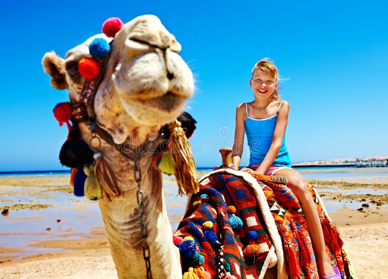 Turyści jedzie wielbłąda na plaży Egipt.
