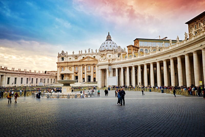 Turyści odwiedza kwadrat i bazylikę St Peter w Rzym zdjęcia royalty free Turyści odwiedza kwadrat i bazylikę St Peter w Rzym zdjęcia royalty free