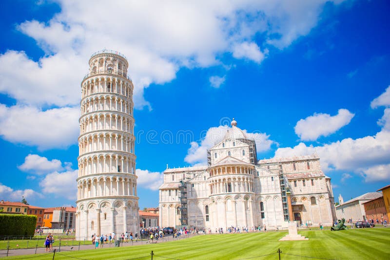 Turyści odwiedza oparty wierza Pisa, Włochy obrazy stock Turyści odwiedza oparty wierza Pisa, Włochy obrazy stock