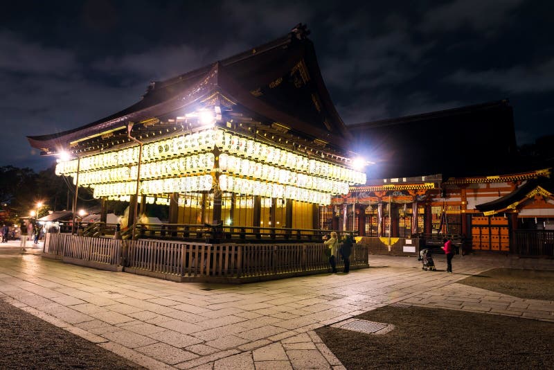 turyści odwiedzają papierowych lampiony przy Yasaka świątynią, Kyoto fotografia royalty free turyści odwiedzają papierowych lampiony przy Yasaka świątynią, Kyoto fotografia royalty free
