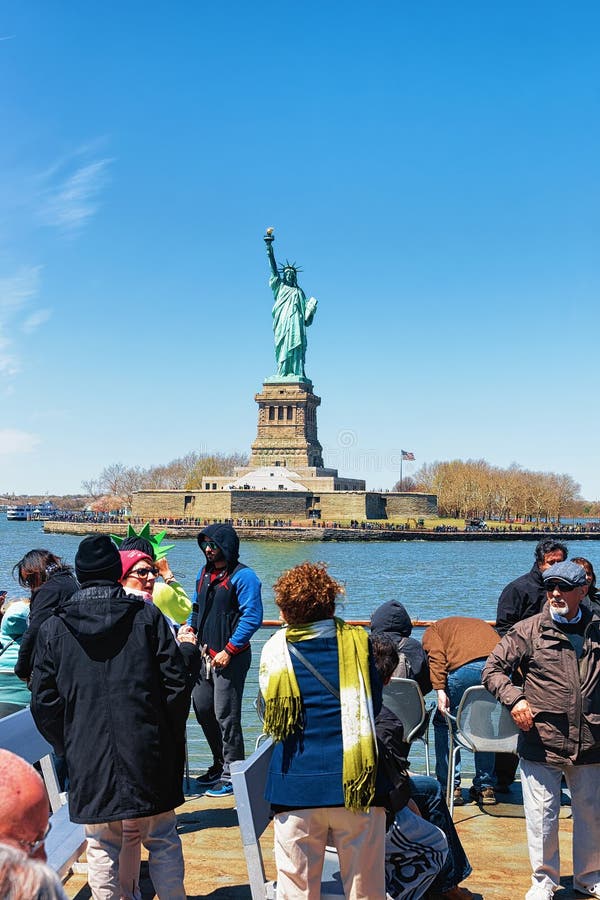 Turyści patrzeje swobody statuy i wyspy usa na promu zdjęcia stock Turyści patrzeje swobody statuy i wyspy usa na promu zdjęcia stock