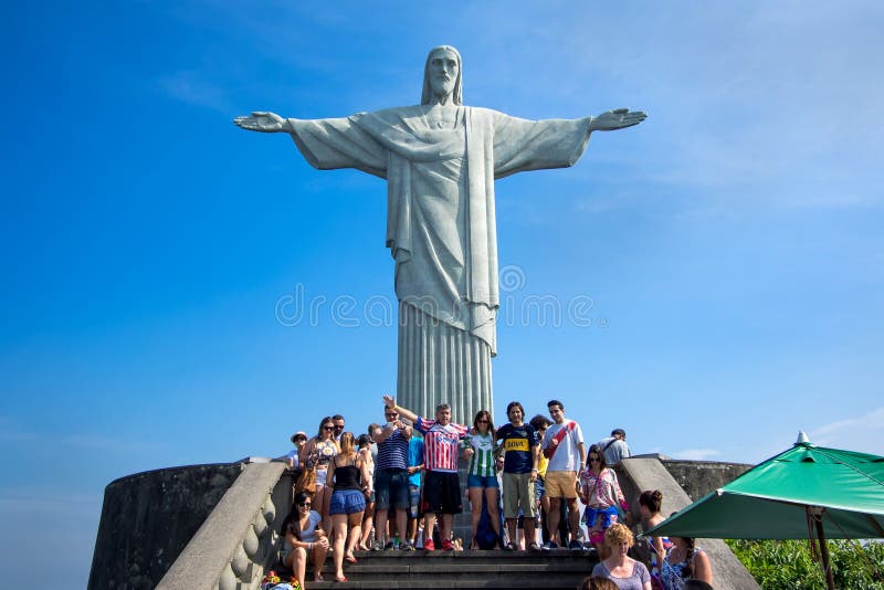 Turyści przy Chrystus odkupiciel statua, Rio De Janeiro, Brazylia fotografia royalty free Turyści przy Chrystus odkupiciel statua, Rio De Janeiro, Brazylia fotografia royalty free