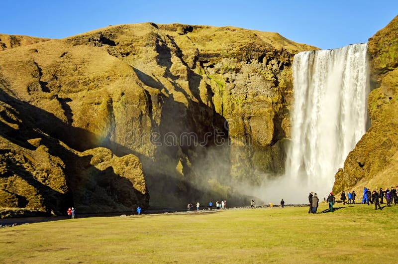 Turyści przy Skogafoss siklawą Iceland fotografia royalty free Turyści przy Skogafoss siklawą Iceland fotografia royalty free