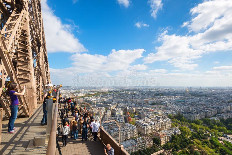Turyści są na obserwacja pokładzie wieża eifla w Pari