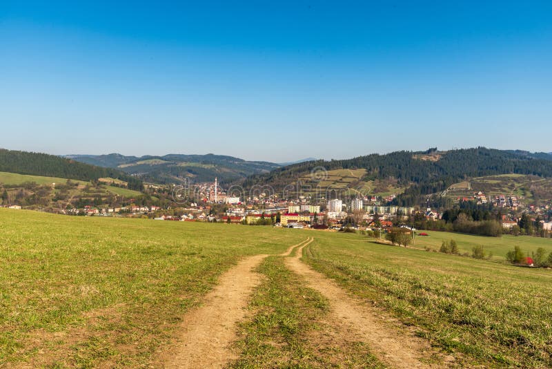 Město Turzovka s kopci na Slovensku