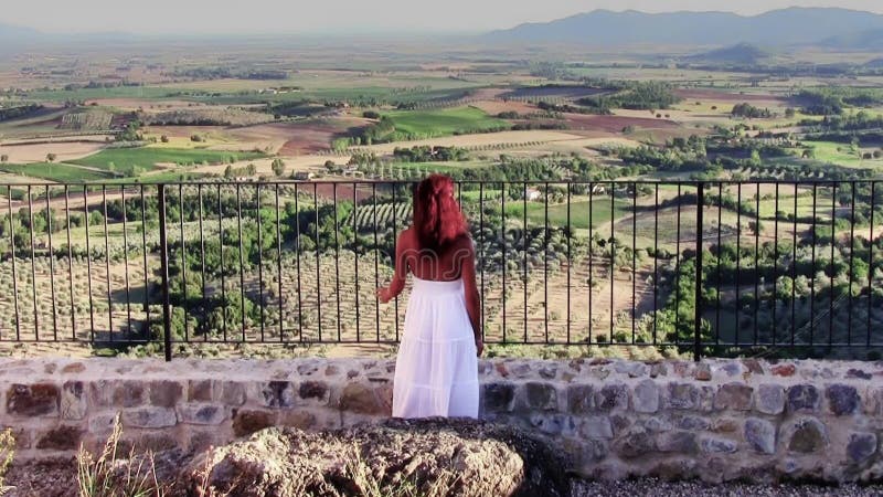 Tuscan landskap och rödhårig dam i vit