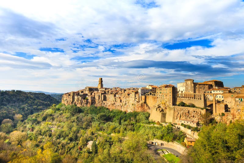 Tuscany landskap för Pitigliano medeltida bypanorama. Italien arkivbilder Tuscany landskap för Pitigliano medeltida bypanorama. Italien arkivbilder