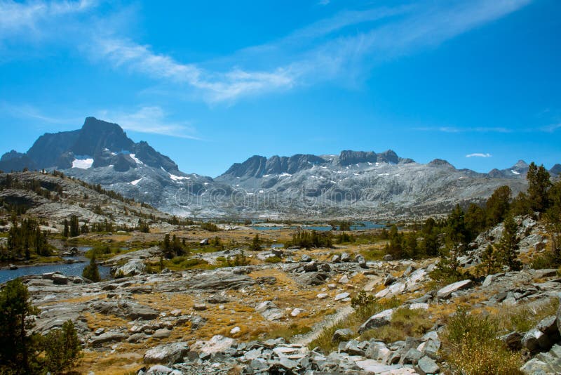 Tusen ö sjö- och banermaximum på John Muir Trail royaltyfria bilder Tusen ö sjö- och banermaximum på John Muir Trail royaltyfria bilder