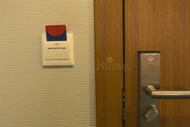 Tussenvoegsel van de hotel het zeer belangrijke kaart aan de controle van de machtsschakelaar van elektrisch binnen royalty-vrije stock fotografie Tussenvoegsel van de hotel het zeer belangrijke kaart aan de controle van de machtsschakelaar van elektrisch binnen royalty-vrije stock fotografie