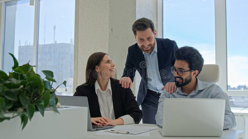 Tutor ayudar a colegas con trabajo corporativo en laptop empresario docente analizar resultados de proyectos en línea fotos de archivo libres de regalías