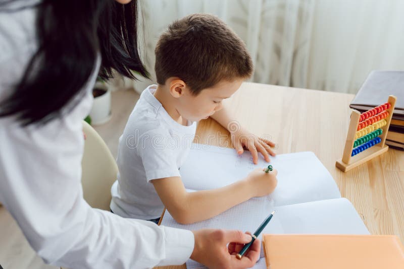 Tutore cu elev. băiețel studiind. lecție privată. conceptul de lecții private și teme pentru acasă royalty free stock photography