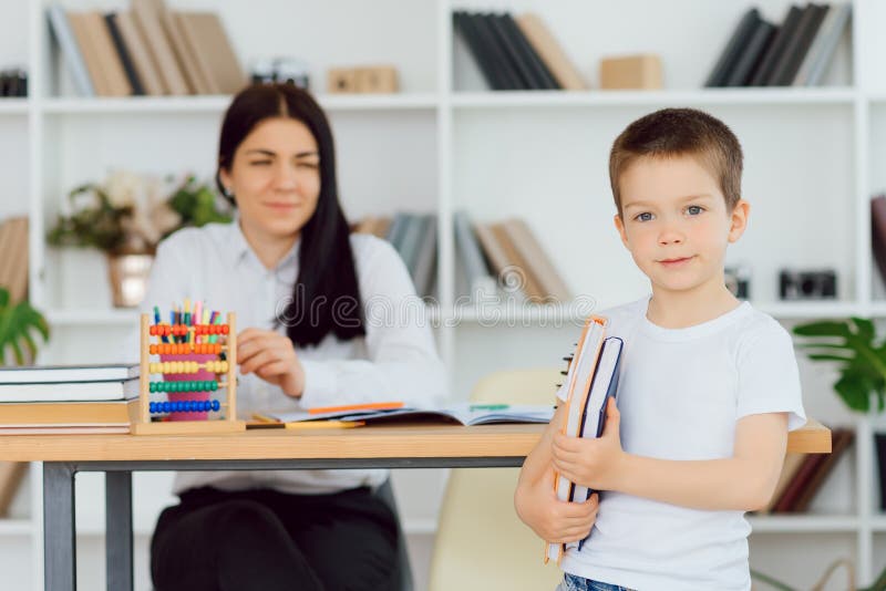 Tutore cu elev. băiețel studiind. lecție privată. conceptul de lecții private și teme pentru acasă royalty free stock images