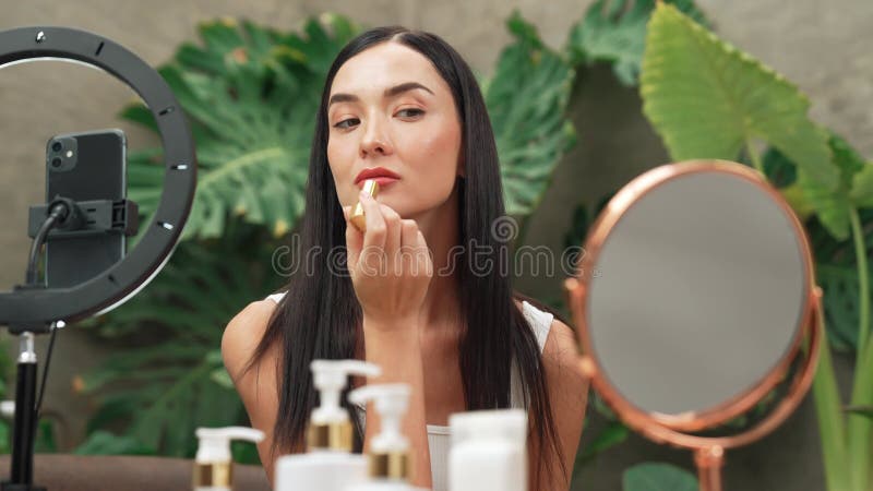 Όμορφη δημιουργός περιεχομένου που δημιουργεί tutorial φυσικής ομορφιάς και καλλυντικών. Blithe απόθεμα βίντεο