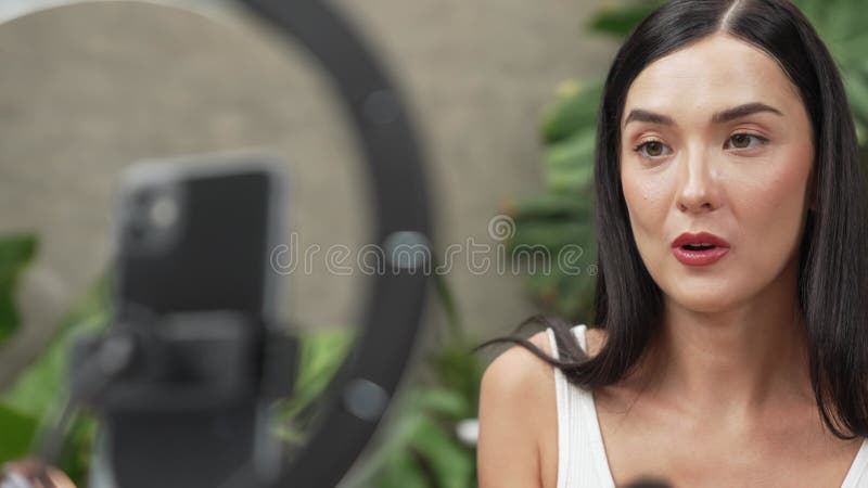 Όμορφη δημιουργός περιεχομένου που δημιουργεί tutorial φυσικής ομορφιάς και καλλυντικών. Blithe απόθεμα βίντεο