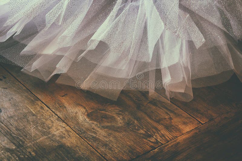 Tutu bianco di balletto sul pavimento di legno Retro filtrato