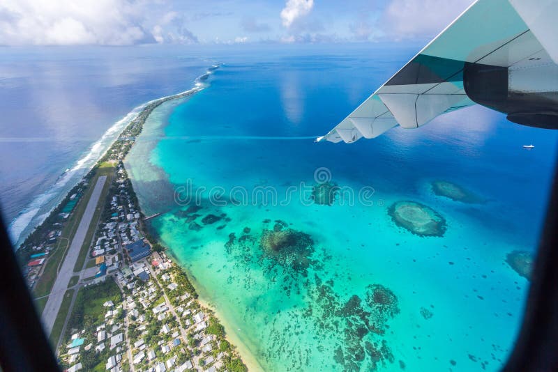 Tuvalu onder de vleugel van een vliegtuig, satellietbeeld van luchthaven Va royalty-vrije stock afbeeldingen Tuvalu onder de vleugel van een vliegtuig, satellietbeeld van luchthaven Va royalty-vrije stock afbeeldingen