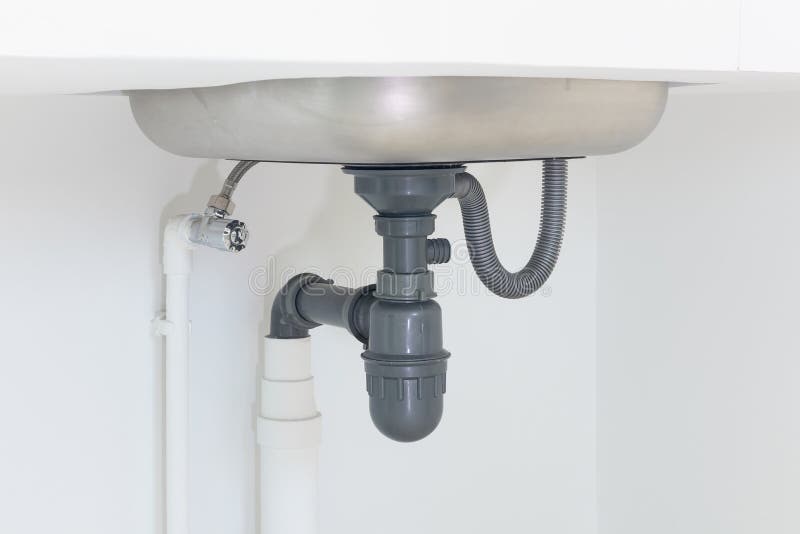 Les tuyaux de drainage sous un évier de cuisine avec lave-vaisselle  connection Photo Stock - Alamy