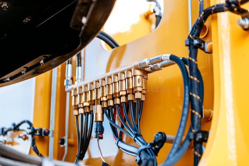 Tuyaux et tubes du circuit hydraulique d'une excavatrice moderne TR photo libre de droits Tuyaux et tubes du circuit hydraulique d'une excavatrice moderne TR photo libre de droits