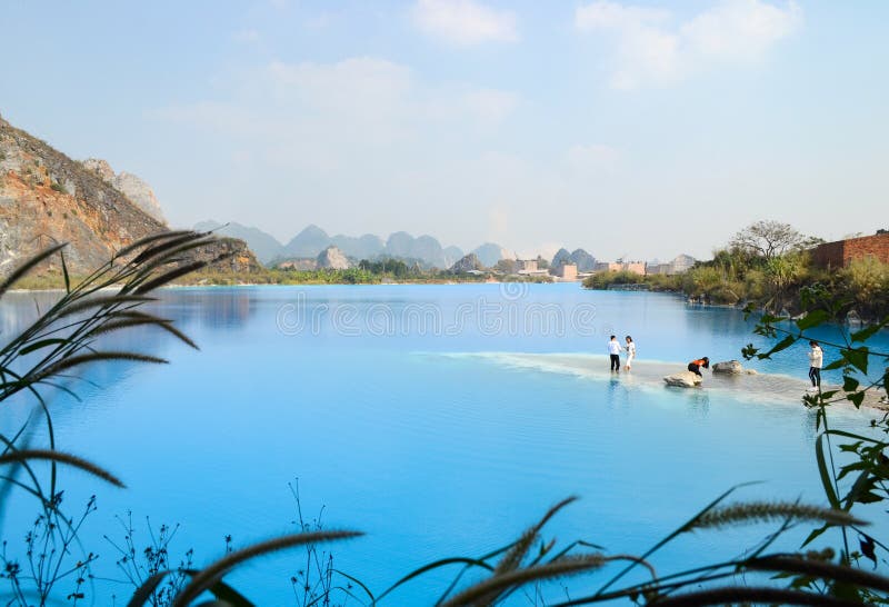 Tuyet Tinh Coc See, natürliche Farbblauer See am Trai-Sohnberg, Hai-phong, Vietnam stockfotografie