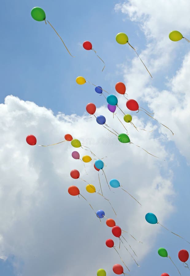 Tuzin kolorowych balonów na niebie z wieloma białymi chmurami symuluje obraz stock Tuzin kolorowych balonów na niebie z wieloma białymi chmurami symuluje obraz stock