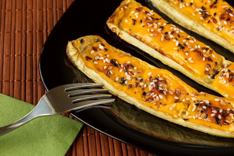 Tuétano vegetal, cocido con el queso cheddar y la mezcla de semillas fotografía de archivo libre de regalías Tuétano vegetal, cocido con el queso cheddar y la mezcla de semillas fotografía de archivo libre de regalías