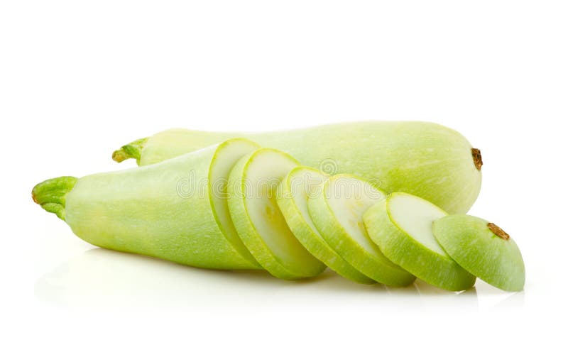 Tuétano y rebanadas de las verduras frescas en blanco imagen de archivo Tuétano y rebanadas de las verduras frescas en blanco imagen de archivo