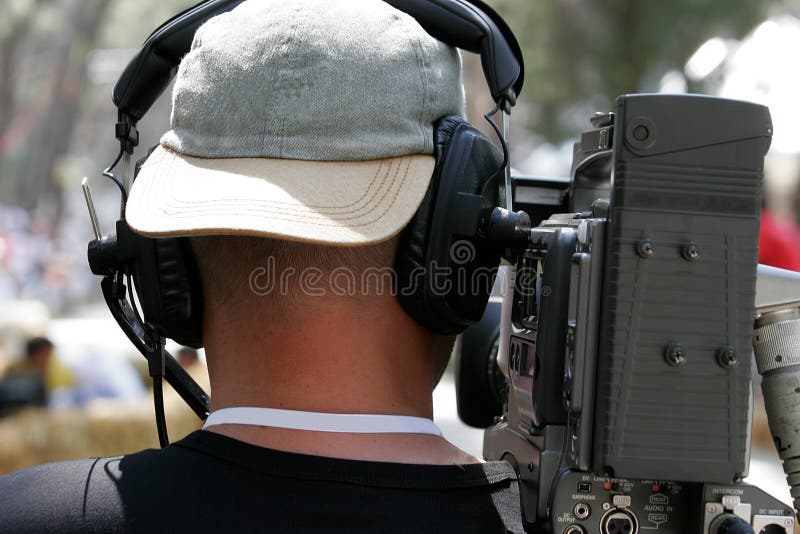 Telecamera dell'operatore con le cuffie e fotocamera.