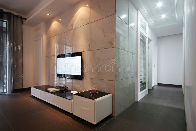 Sala De Estar Con La Chimenea Del Ajuste Y La TV De Piedra Imagen de