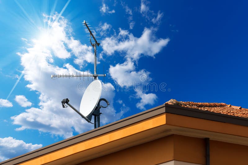 TV för satellit- maträtt och antennpå blå himmel royaltyfri fotografi TV för satellit- maträtt och antennpå blå himmel royaltyfri fotografi