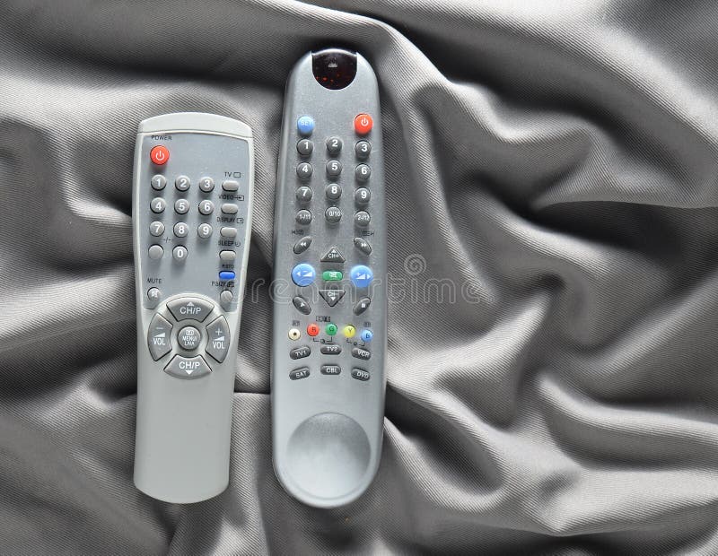 TV piloci do tv na szarym jedwabniczym tle obrazy royalty free TV piloci do tv na szarym jedwabniczym tle obrazy royalty free