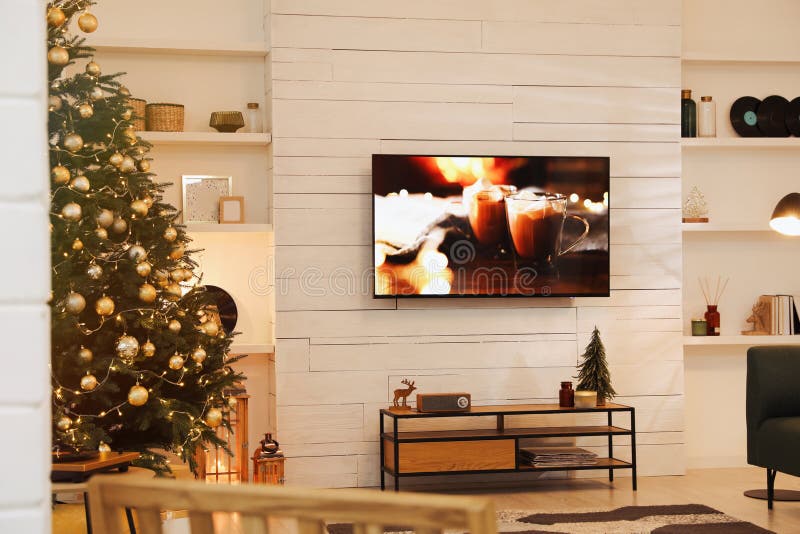 Tv plasma sur mur en bois blanc dans le salon joliment décoré pour