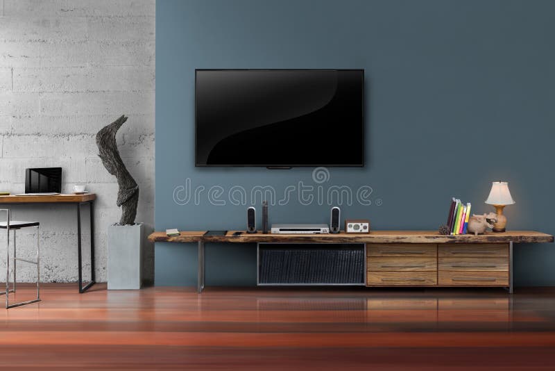 TV principale sulla parete blu scuro con la tavola di legno in salone fotografia stock libera da diritti