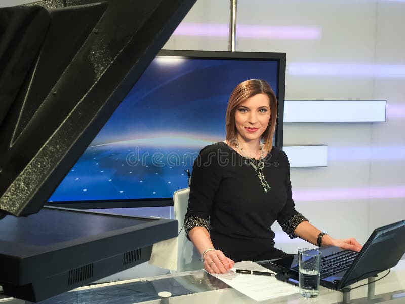 TV reporter przy wiadomości biurkiem obraz royalty free TV reporter przy wiadomości biurkiem obraz royalty free