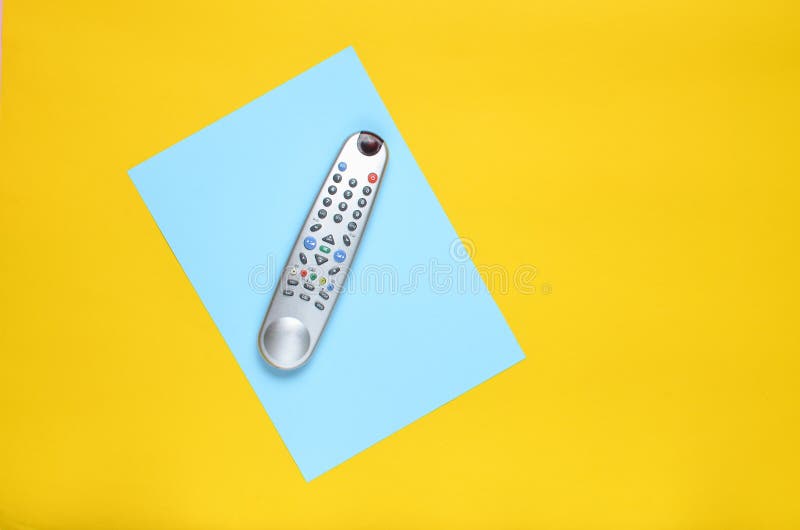 TV ver op een blauwe gele document achtergrond Hoogste mening minimalism De ruimte van het exemplaar stock foto TV ver op een blauwe gele document achtergrond Hoogste mening minimalism De ruimte van het exemplaar stock foto