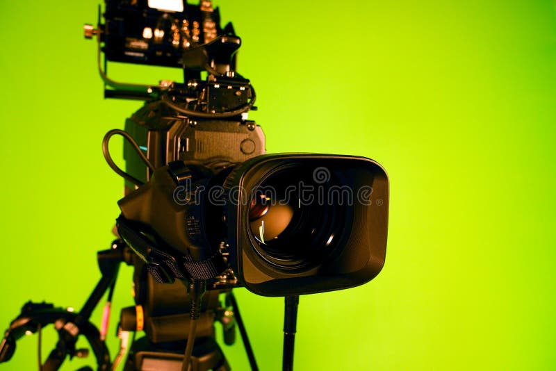 Kỹ thuật Chroma key giúp bạn loại bỏ các màu nền thừa trong video của mình và thay thế chúng bằng bất kỳ hình ảnh hay video nào khác. Khám phá sự phức tạp của công nghệ này và xem hình ảnh về những video được tạo ra bằng kỹ thuật Chroma key.