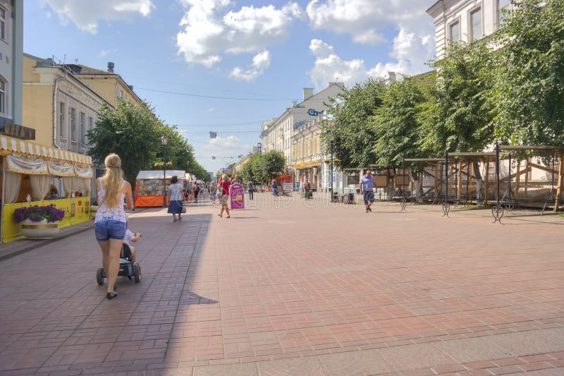 Трехсвятская москва. Тверь пешеходная улица Трехсвятская. Пешеходная зона в Твери. Тверь пешеходная улица фото. Трехсвятская в июле.