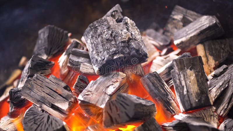 TView dos carvões amassados flamejantes quentes do carvão vegetal que incandescem no poço da grade do BBQ Carvões ardentes para c fotografia de stock royalty free TView dos carvões amassados flamejantes quentes do carvão vegetal que incandescem no poço da grade do BBQ Carvões ardentes para c fotografia de stock royalty free