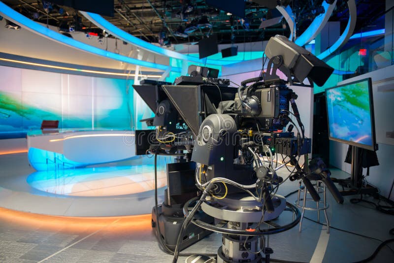 TVNYHETERNA gjuter studion med kameran och ljus royaltyfri foto TVNYHETERNA gjuter studion med kameran och ljus royaltyfri foto