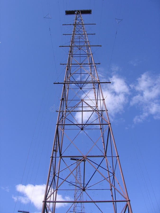 TVtorn p? bakgrund f?r bl? himmel med satellit- antenner och radiosignaler fotografering för bildbyråer TVtorn p? bakgrund f?r bl? himmel med satellit- antenner och radiosignaler fotografering för bildbyråer