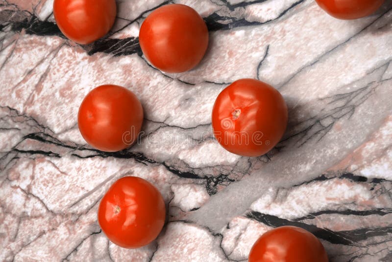 Tvättade nya körsbärsröda tomater i en metalldurkslag Körsbärsröda tomater på en mörk marmor ytbehandlar bästa sikt arkivfoto Tvättade nya körsbärsröda tomater i en metalldurkslag Körsbärsröda tomater på en mörk marmor ytbehandlar bästa sikt arkivfoto