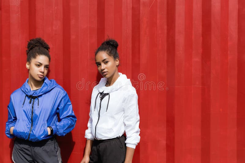 Två barn som är kvinnligt i sportswear royaltyfri fotografi Två barn som är kvinnligt i sportswear royaltyfri fotografi