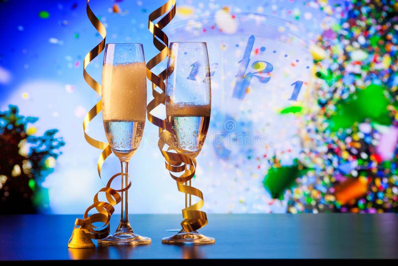 Två champagneglas med band och fallande konfekt - nyårfirande royaltyfri foto Två champagneglas med band och fallande konfekt - nyårfirande royaltyfri foto